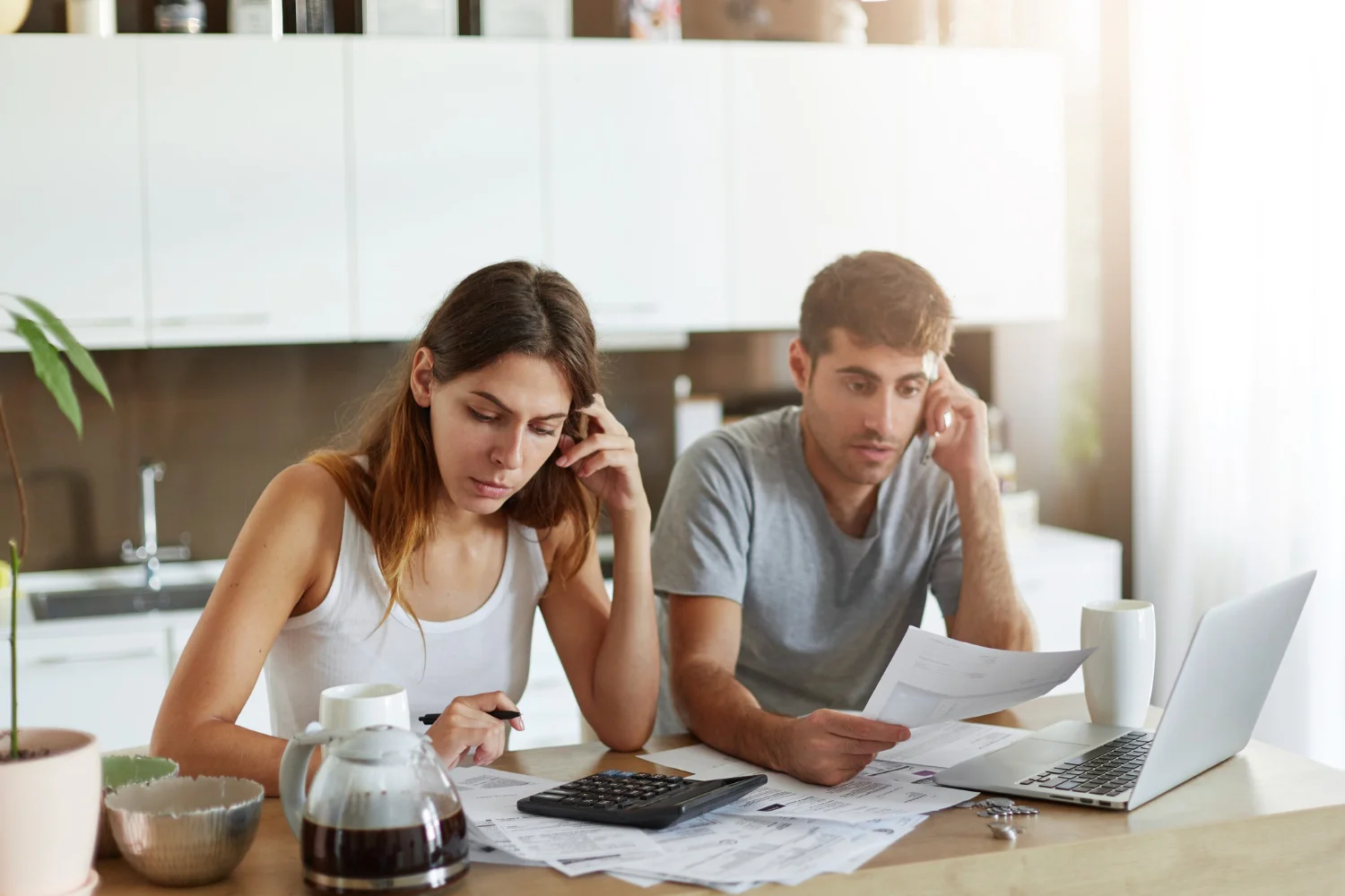 Dos personas mirando documentos sentados 